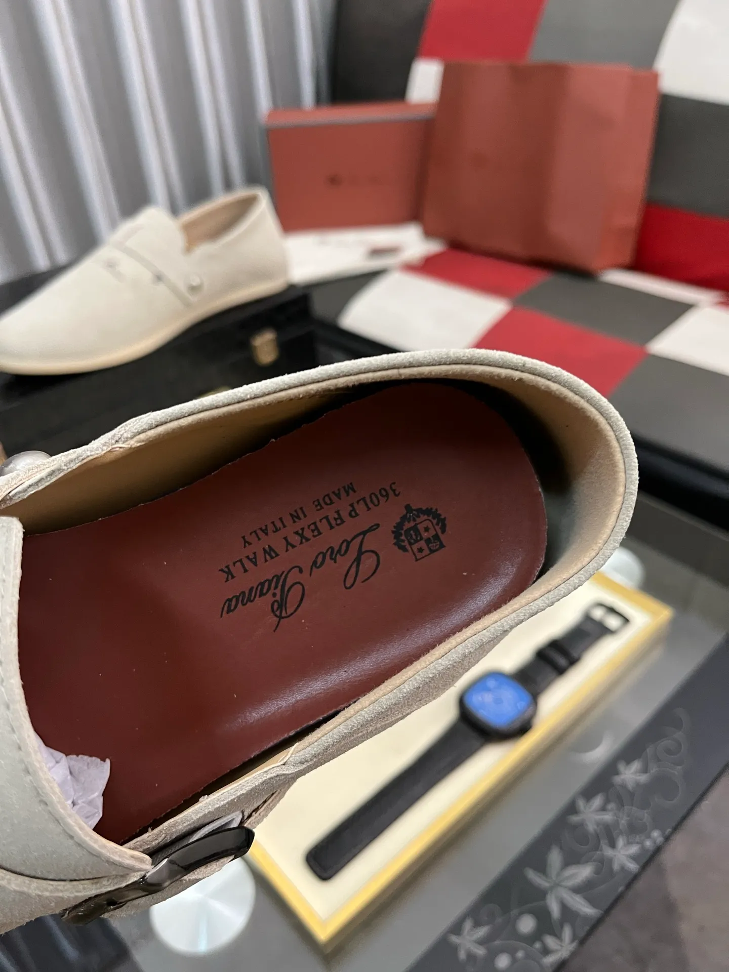 Men's men's shoes 💰458⌚️⌚️ Loro Piana's classic hot model lp top version of Pili casual shoes. It turns out that these are the casual shoes that are said to be able to walk 20,000 steps without getting tired. This pair has both good looks and feel. You will be completely lost as soon as you put it on. The minimalist design is eye-catching and durable, and it is a bonus for dressing. The soft feeling on the feet has outstanding texture, and it is very nice without abrasion on the feet. The soft and waxy soles make it easy to wear for daily use for a long time. Who can resist a pair of versatile and good-looking loafers? Don't be too elegant at all, the feel and texture of the feet are good, the key is to make the legs look longer and not tire the feet, the main thing is that it is just right!        Material: Original cowhide Lining: Original sheepskin Outsole: Original sole Size: 38-44
